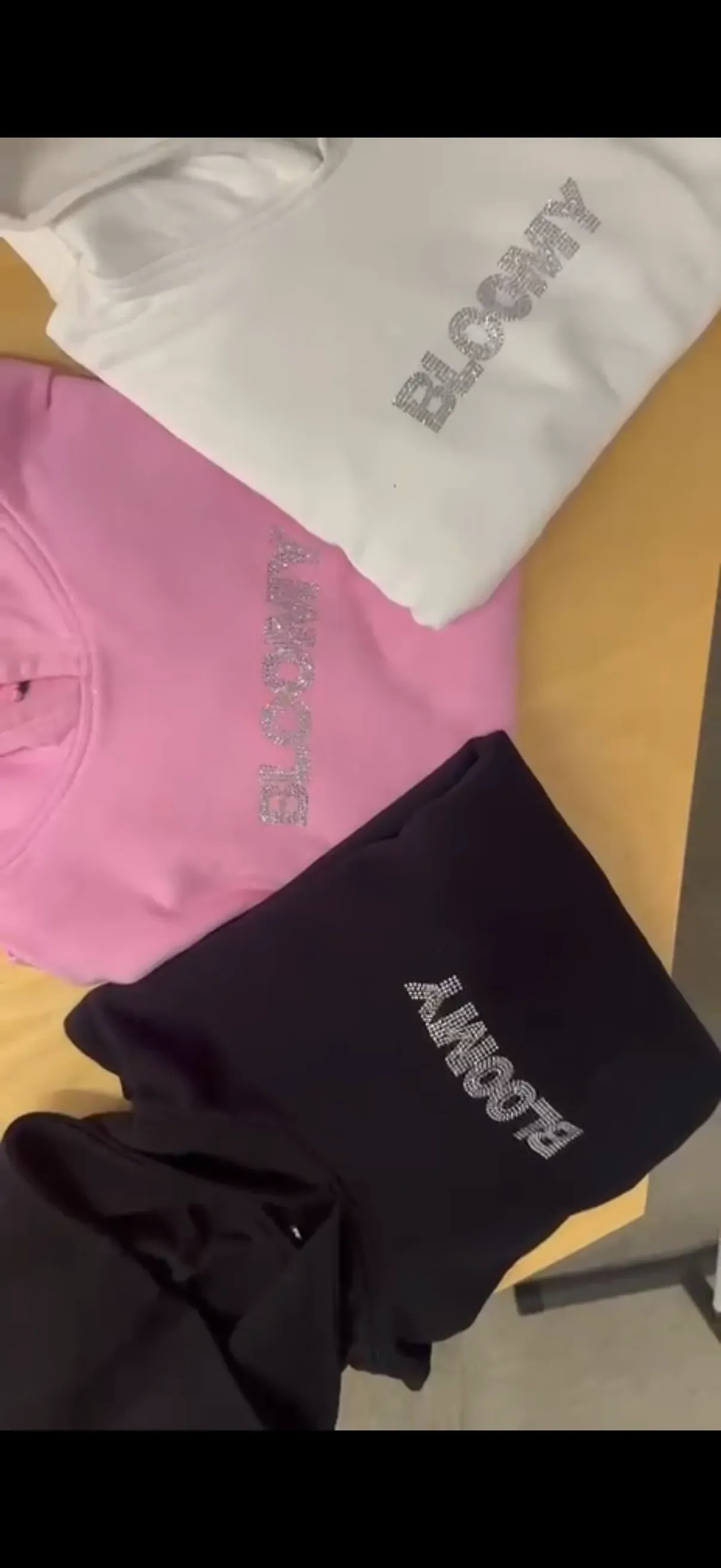 Hoodies Bloomy producidos en Mumbai por Texlink — bordado plata sobre blanco, rosa y negro