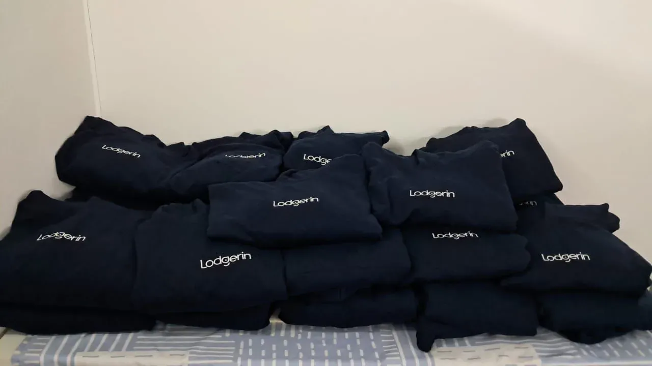 Hoodies Lodgerin plegados tras producción en Mumbai — Texlink