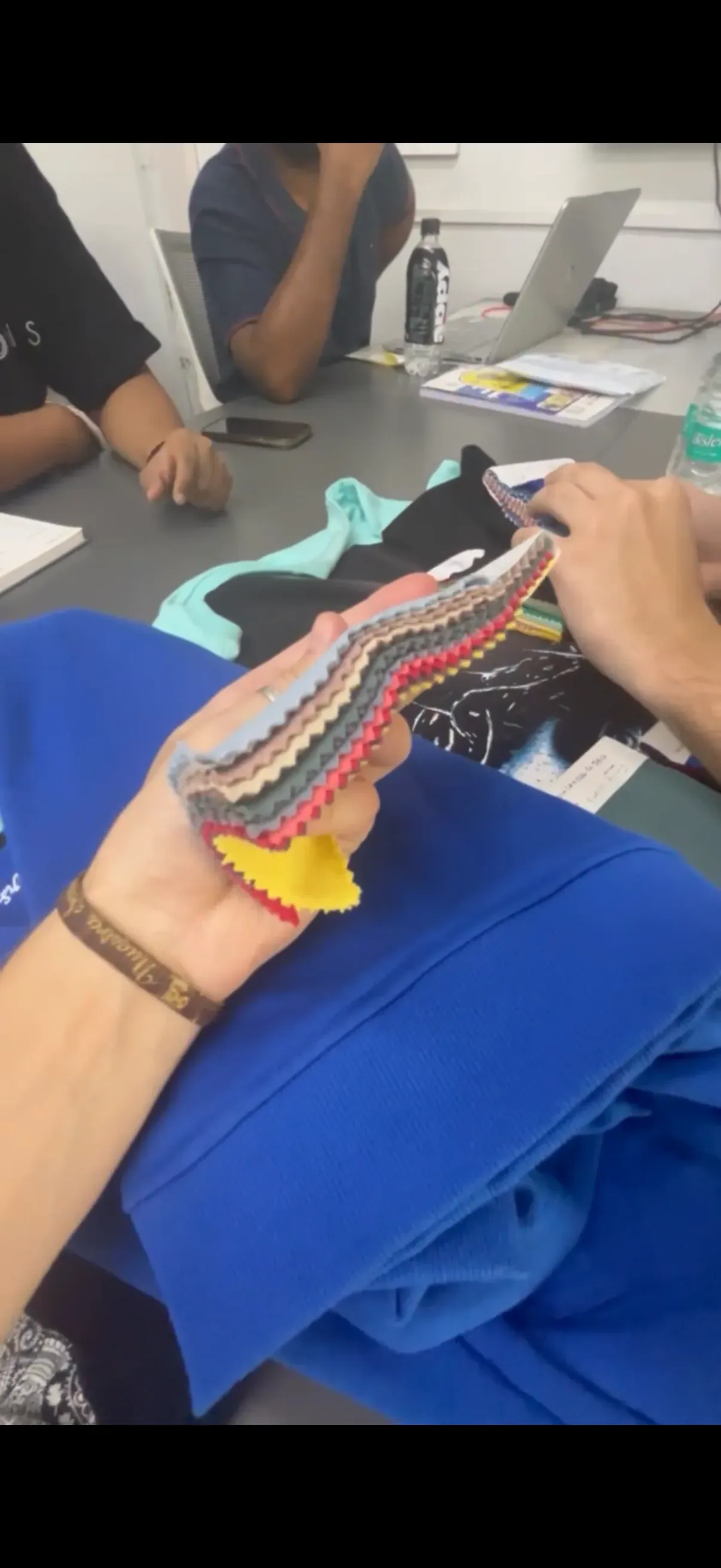 Muestrario de tejidos en abanico con decenas de colores — selección de fibras Texlink