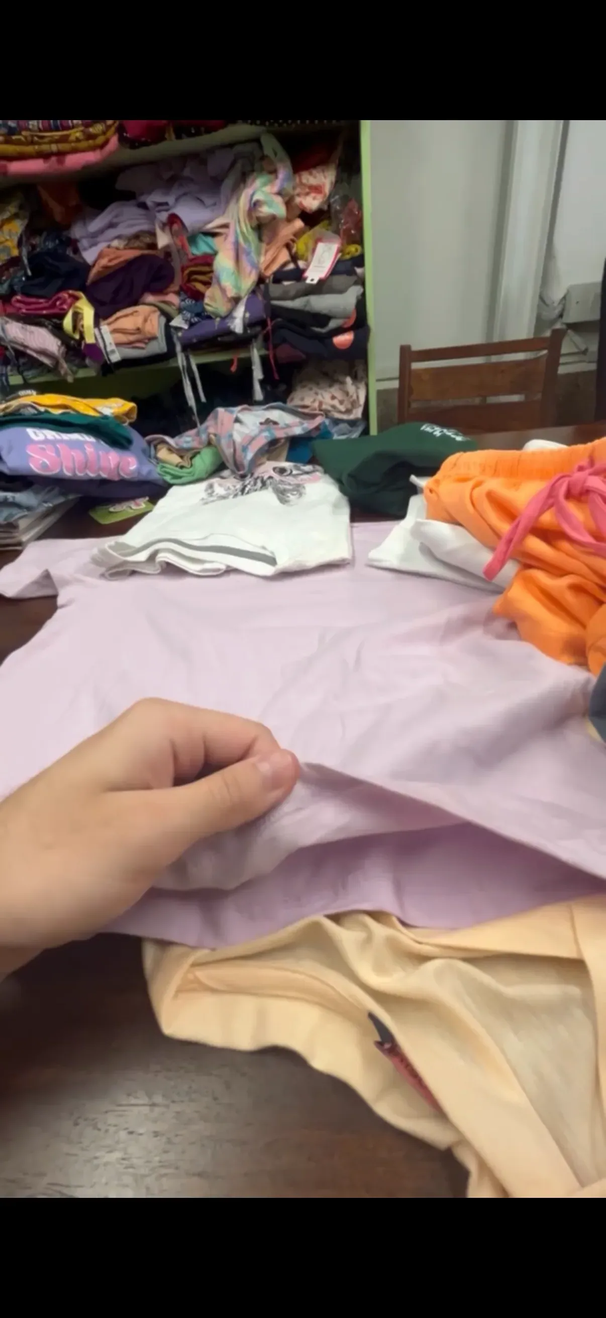 Selección de polos rosa, blanco y naranja en proveedor de Mumbai — control de calidad Texlink